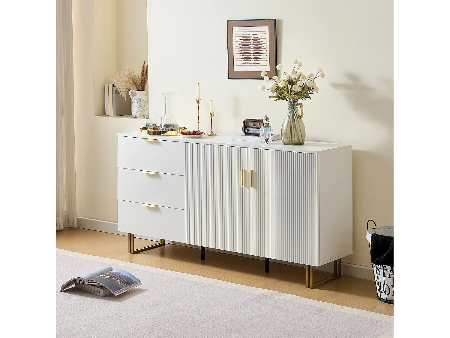 URBAN MEUBLE Buffet blanc laqué avec rainures verticales, tiroirs et accents dorés - design moderne