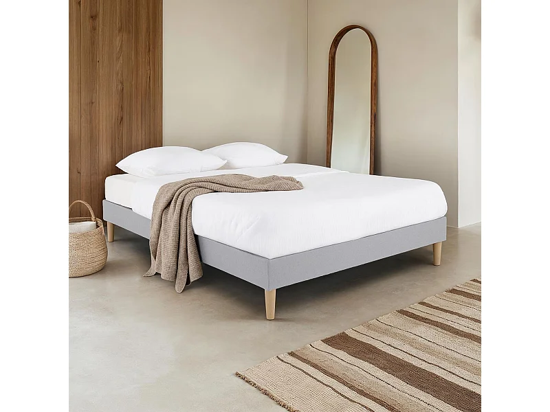 Sommier tapissier QUIMPER 140 x 190 cm structure en bois et revêtement en tissu gris, cadre de lit avec pieds