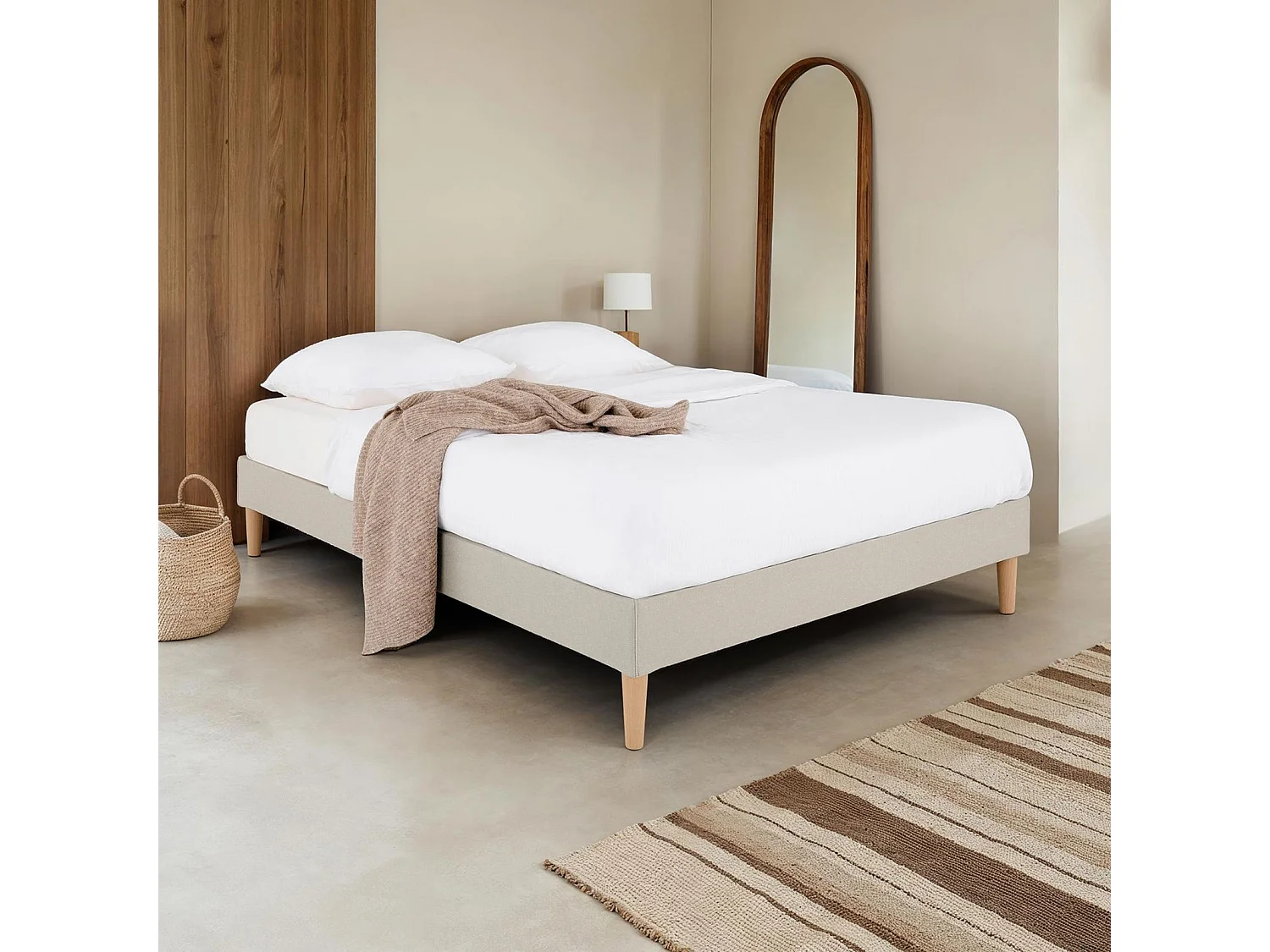 Sommier tapissier QUIMPER 140 x 190 cm structure en bois et revêtement en tissu beige, cadre de lit avec pieds