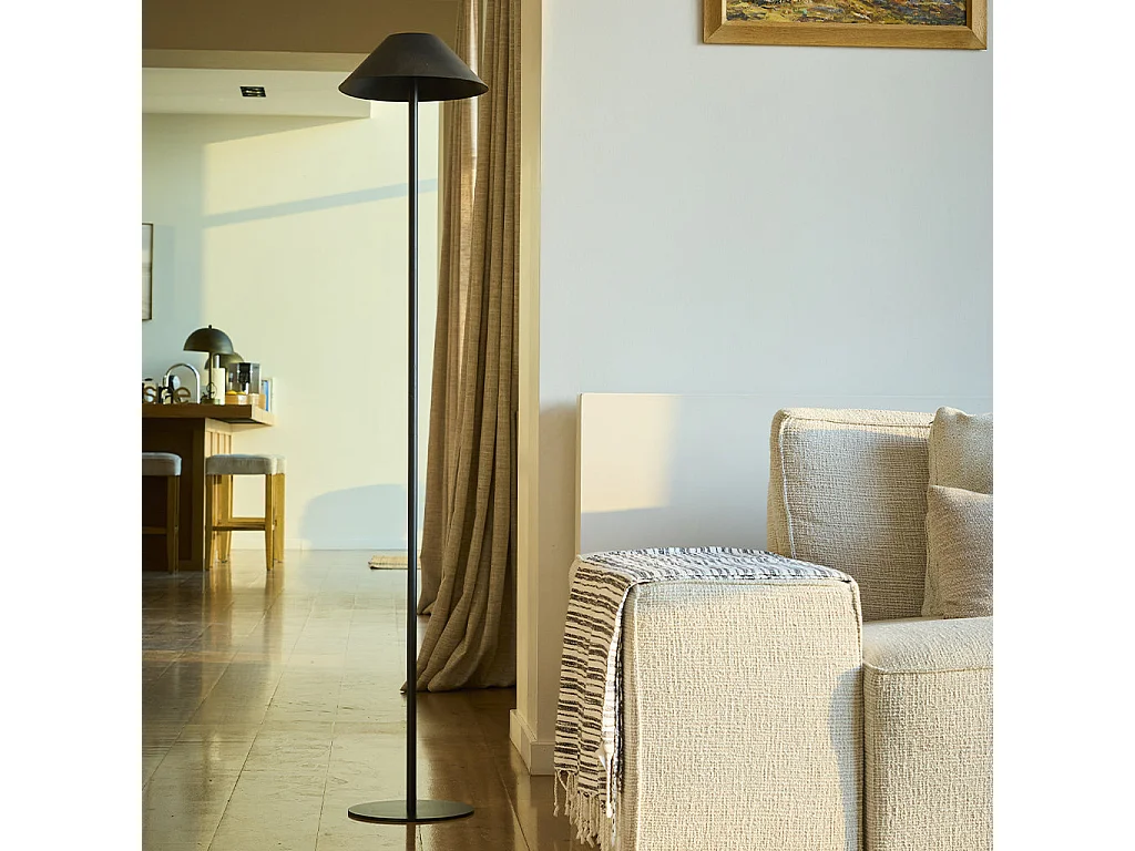 Lampadaire solaire NERIO TALL en acier noir H150cm