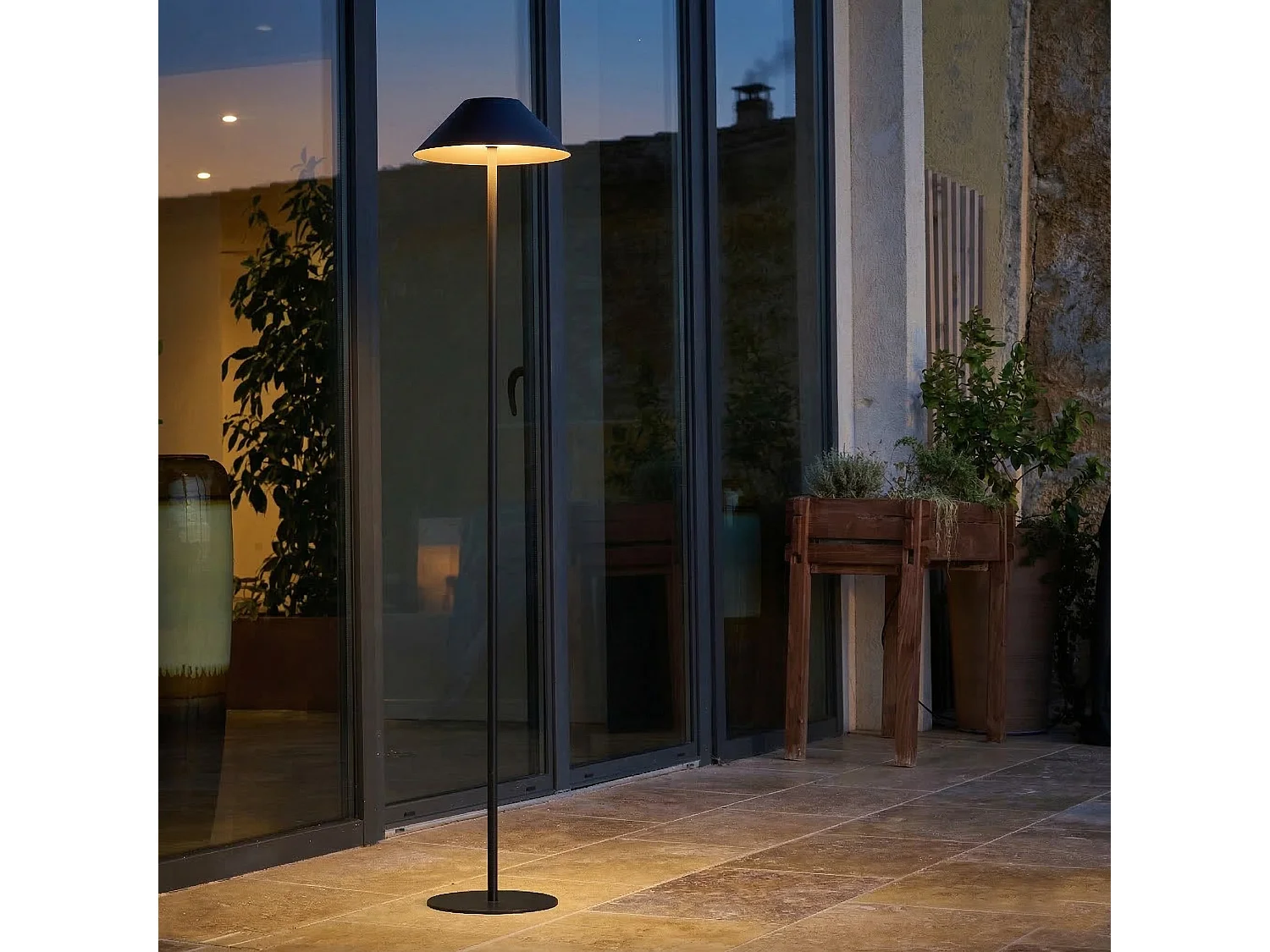 Lampadaire solaire NERIO TALL en acier noir H150cm
