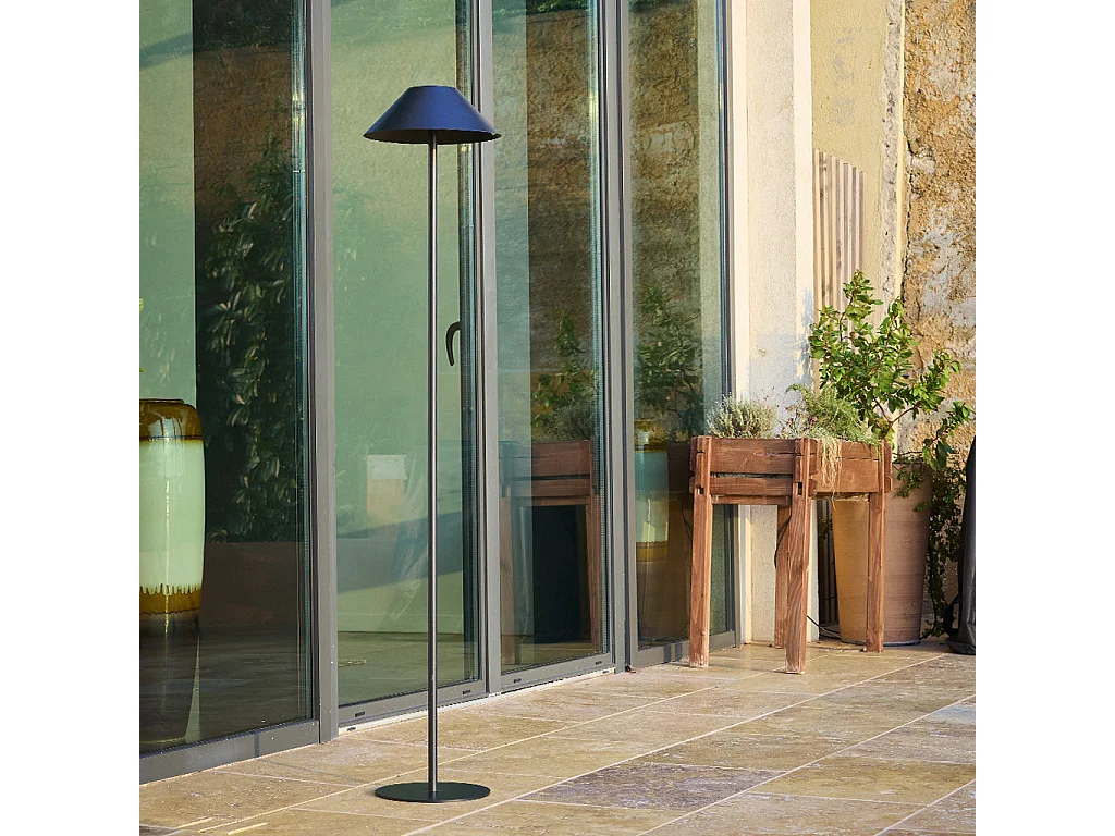 Lampadaire solaire NERIO TALL en acier noir H150cm