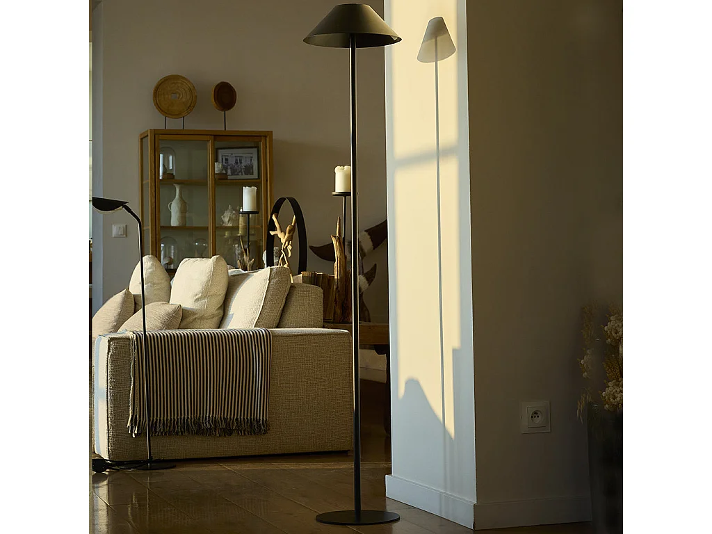 Lampadaire solaire NERIO TALL en acier noir H150cm