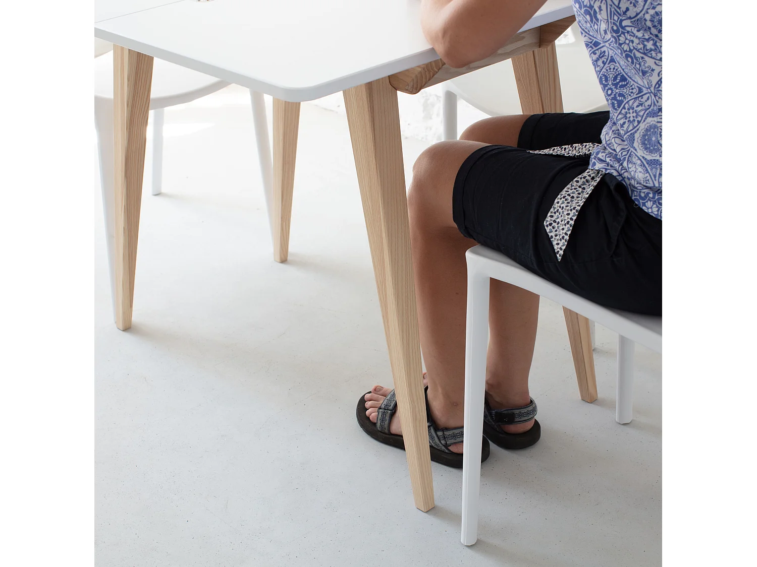 Console qui s'étend à un tableau pour 4 personnes 45 x 90 cm Envelope Blanc | Pieds en frêne