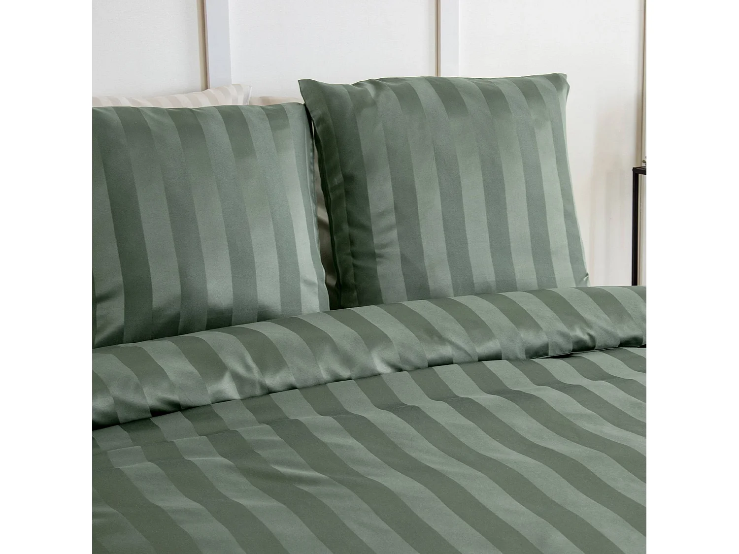 Ropa de cama de poliéster efecto satén con finas rayas verde, 2 plazas