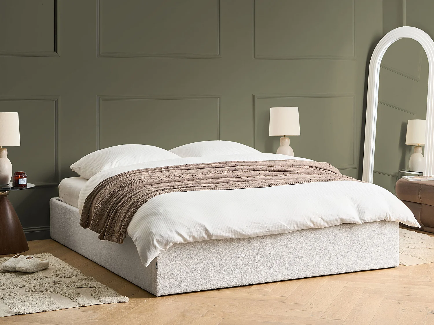 Lit ottoman sans tête de lit Bouclé DINAN 160 x 200 cm Blanc cassé