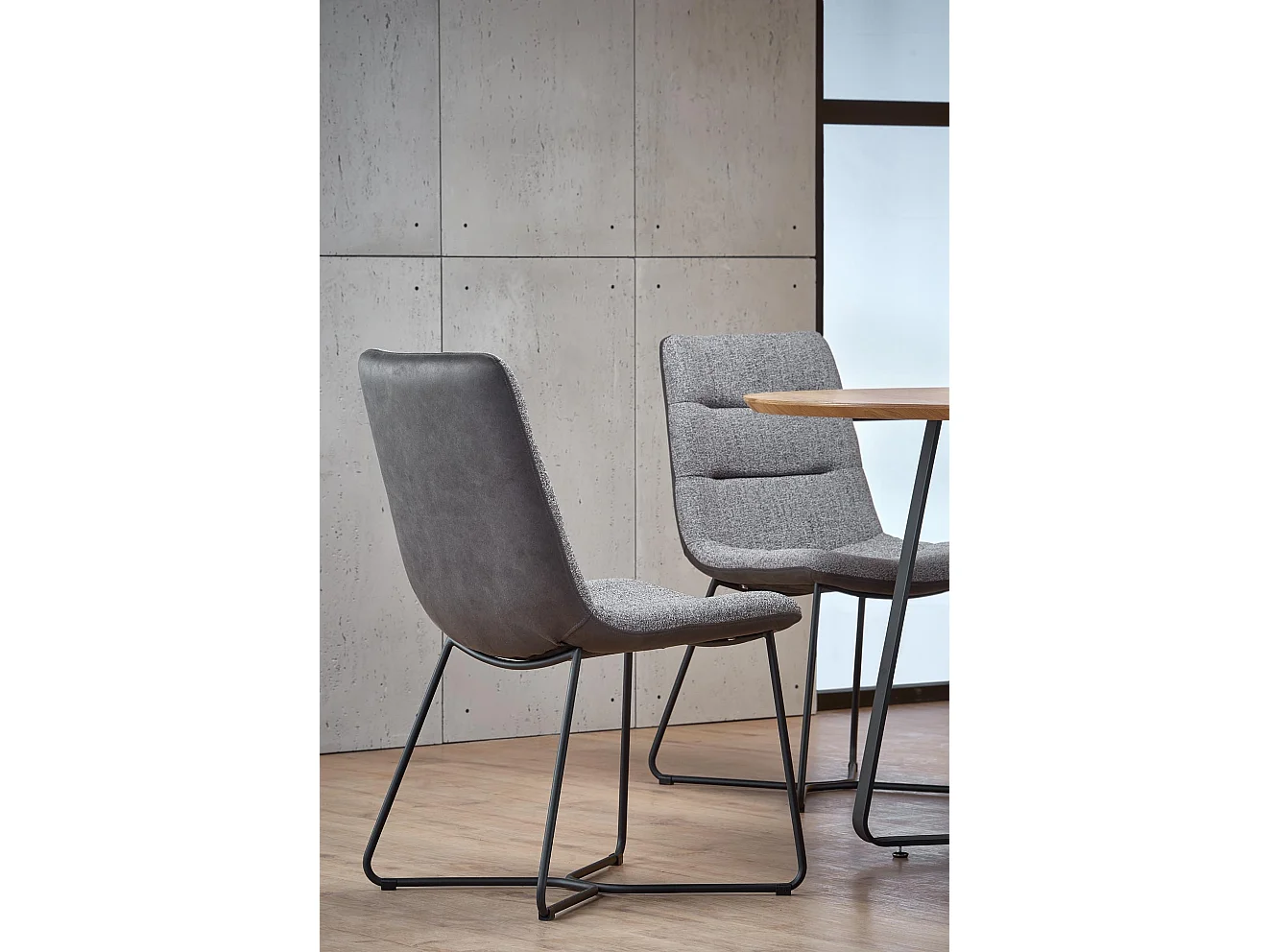 Table ronde MDF laminé chêne pieds métal noir Ø120 cm