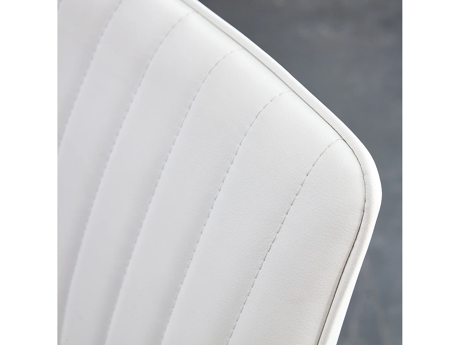 Lot de 4 chaises simili cuir PU blanc - Dossier ergonomique - Pieds métal argenté