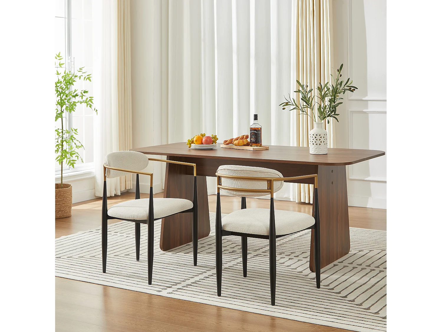 Conjunto de 2 cadeiras com braços - tecido bege - estrutura metálica preta e dourada