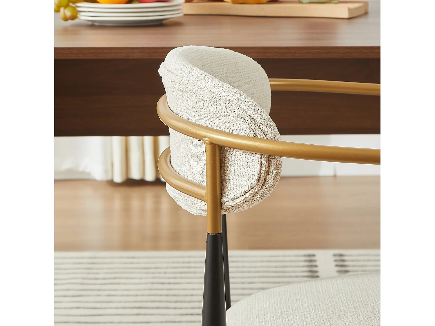 Conjunto de 2 cadeiras com braços - tecido bege - estrutura metálica preta e dourada