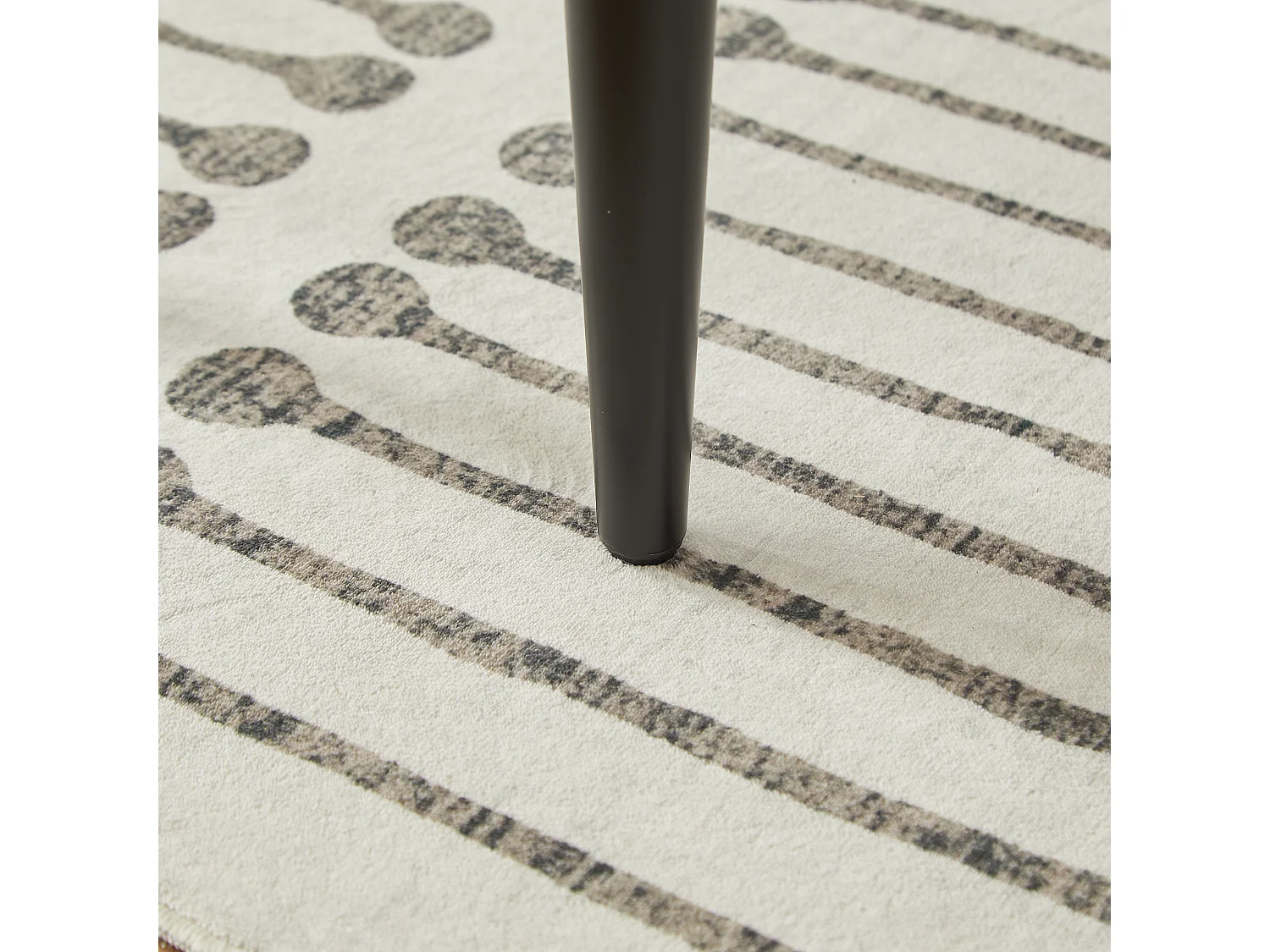 Conjunto de 2 cadeiras com braços - tecido bege - estrutura metálica preta e dourada