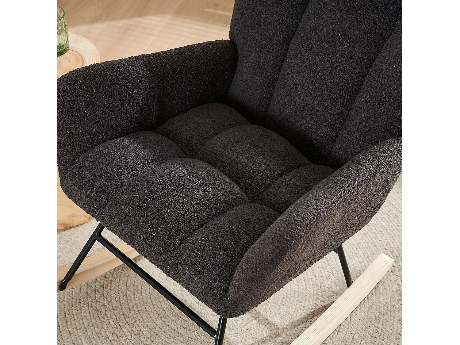 Fauteuil à bascule avec dossier haut et accoudoirs- Rocking chair en tissu Teddy gris