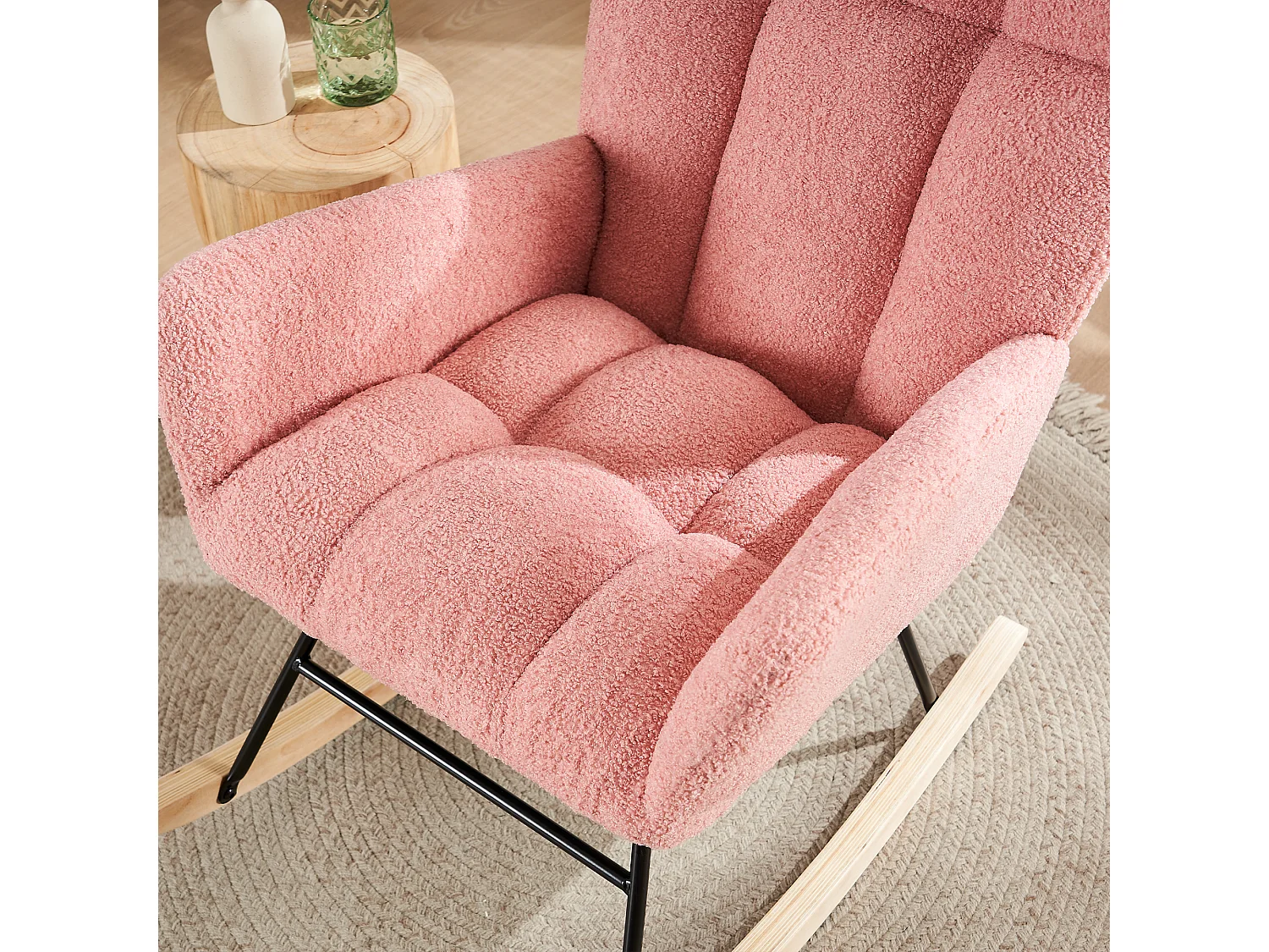Fauteuil à bascule avec dossier haut et accoudoirs- Rocking chair en tissu Teddy rose