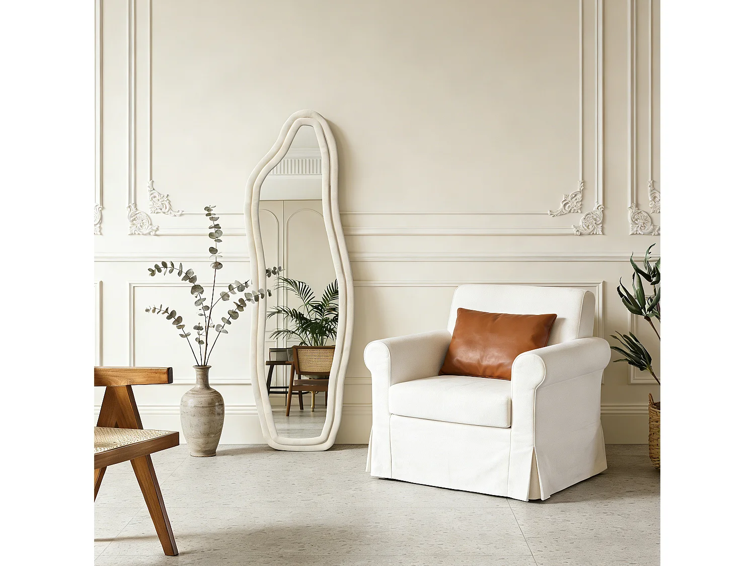 Miroir sur pied 140 x 45 cm - à bords ondulés irréguliers - avec support et cadre en bois recouvert de flanelle - blanc
