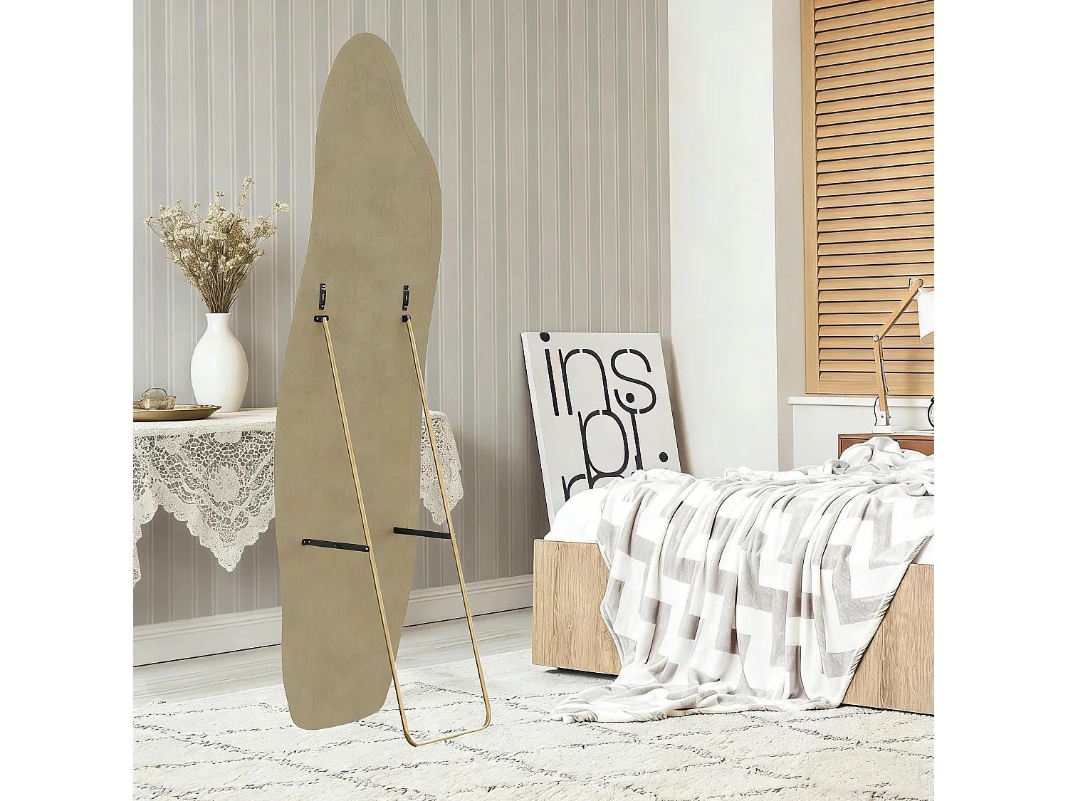 Miroir sur pied 140 x 45 cm - à bords ondulés irréguliers - avec support et cadre en bois recouvert de flanelle - blanc