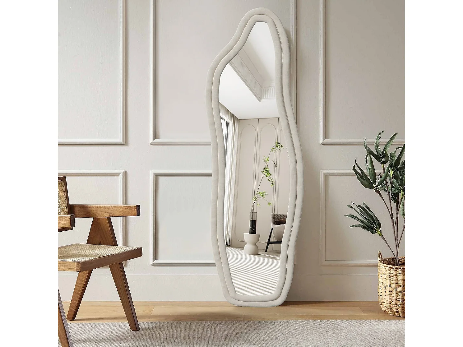 Miroir sur pied 140 x 45 cm - à bords ondulés irréguliers - avec support et cadre en bois recouvert de flanelle - blanc