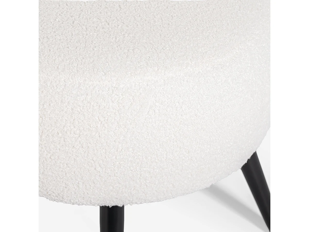 Pouf poggiapiedi da salotto in teddy bouclé bianco con piedini neri Belix