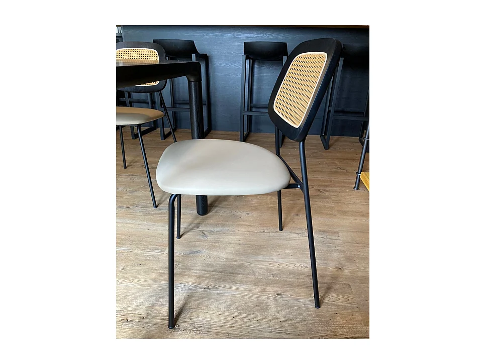 MEMPHIS - 2 Chaises de repas en simili cuir et cannage beige
