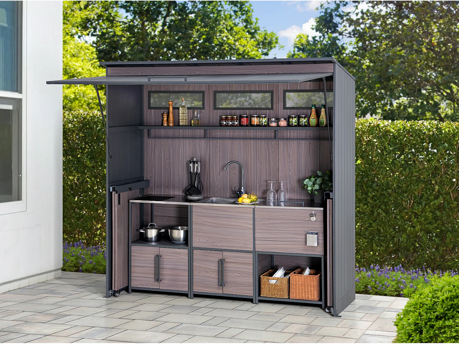 Cuisine extérieure MAMBO de 220 cm x 94 cm avec porte relevable et portes coulissantes pliantes.