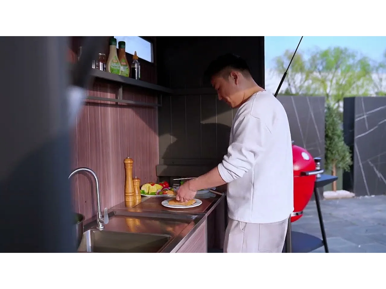 Cuisine extérieure MAMBO de 220 cm x 94 cm avec porte relevable et portes coulissantes pliantes.