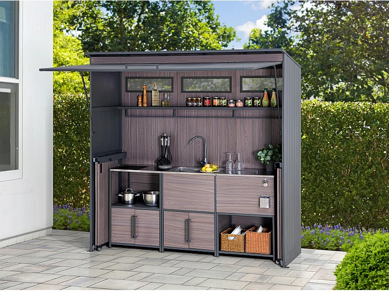 Cuisine extérieure MAMBO de 220 cm x 94 cm avec porte relevable et portes coulissantes pliantes.