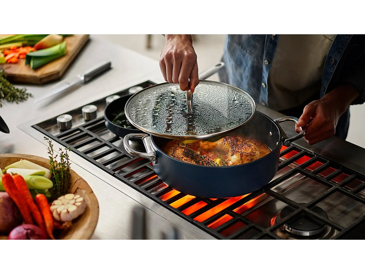 Padella antiaderente Joseph Joseph Space 28 cm (3.8 qt), manico pieghevole in acciaio inox con coperchio in vetro, adatta per induzione e forno fino a 232°C.