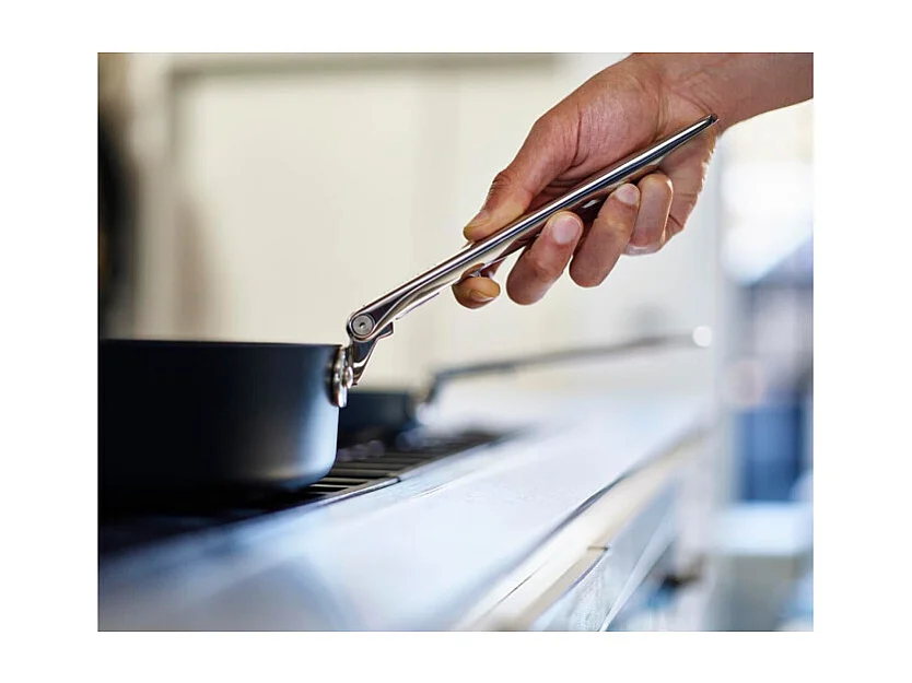 Padella antiaderente Joseph Joseph Space 28 cm (3.8 qt), manico pieghevole in acciaio inox con coperchio in vetro, adatta per induzione e forno fino a 232°C.