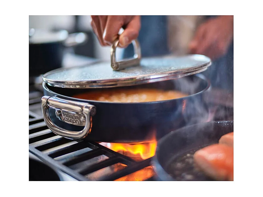 Padella antiaderente Joseph Joseph Space 28 cm (3.8 qt), manico pieghevole in acciaio inox con coperchio in vetro, adatta per induzione e forno fino a 232°C.