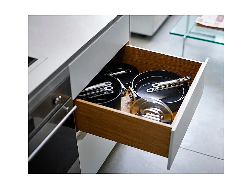 Padella antiaderente Joseph Joseph Space 28 cm (3.8 qt), manico pieghevole in acciaio inox con coperchio in vetro, adatta per induzione e forno fino a 232°C.