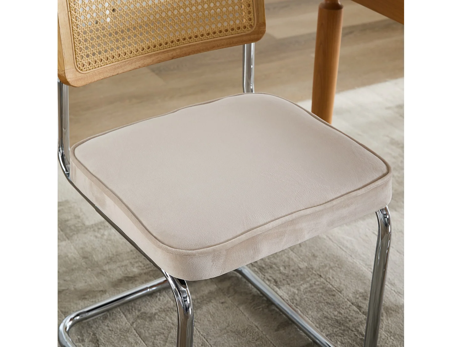 Set di 2 sedie in velluto beige - Struttura in metallo - Schienale in rattan