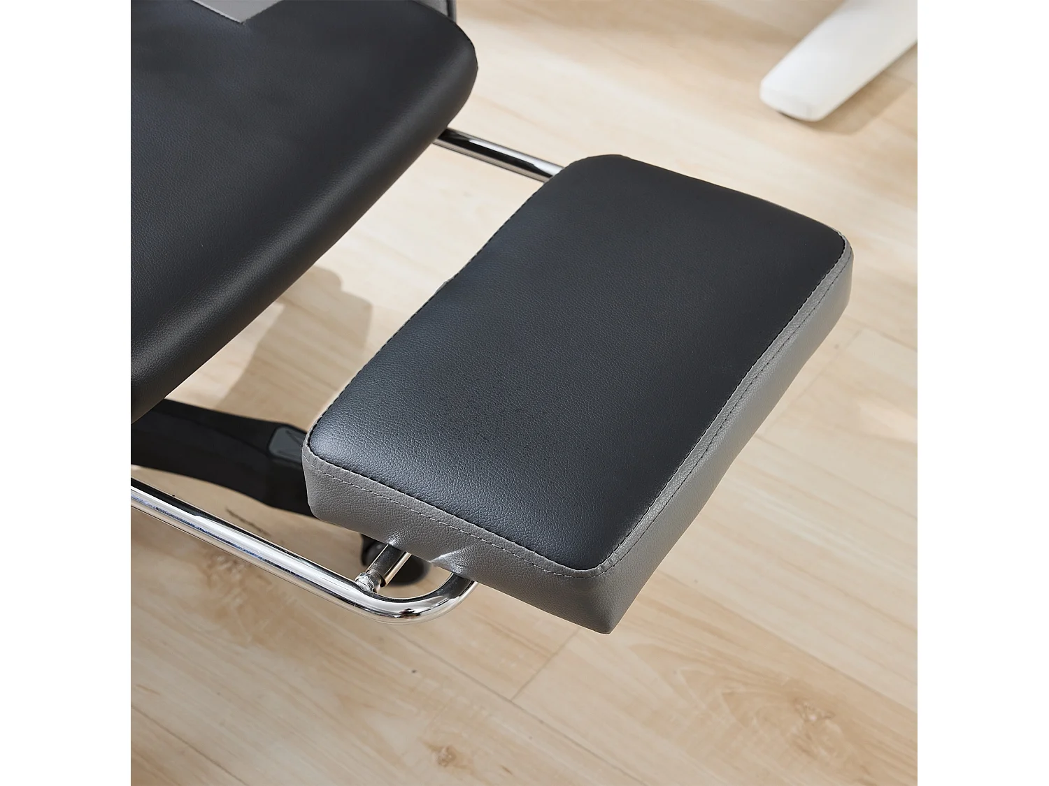 Fauteuil de bureau pivotant Massant en similicuir - Réglable en hauteur - Noir et gris