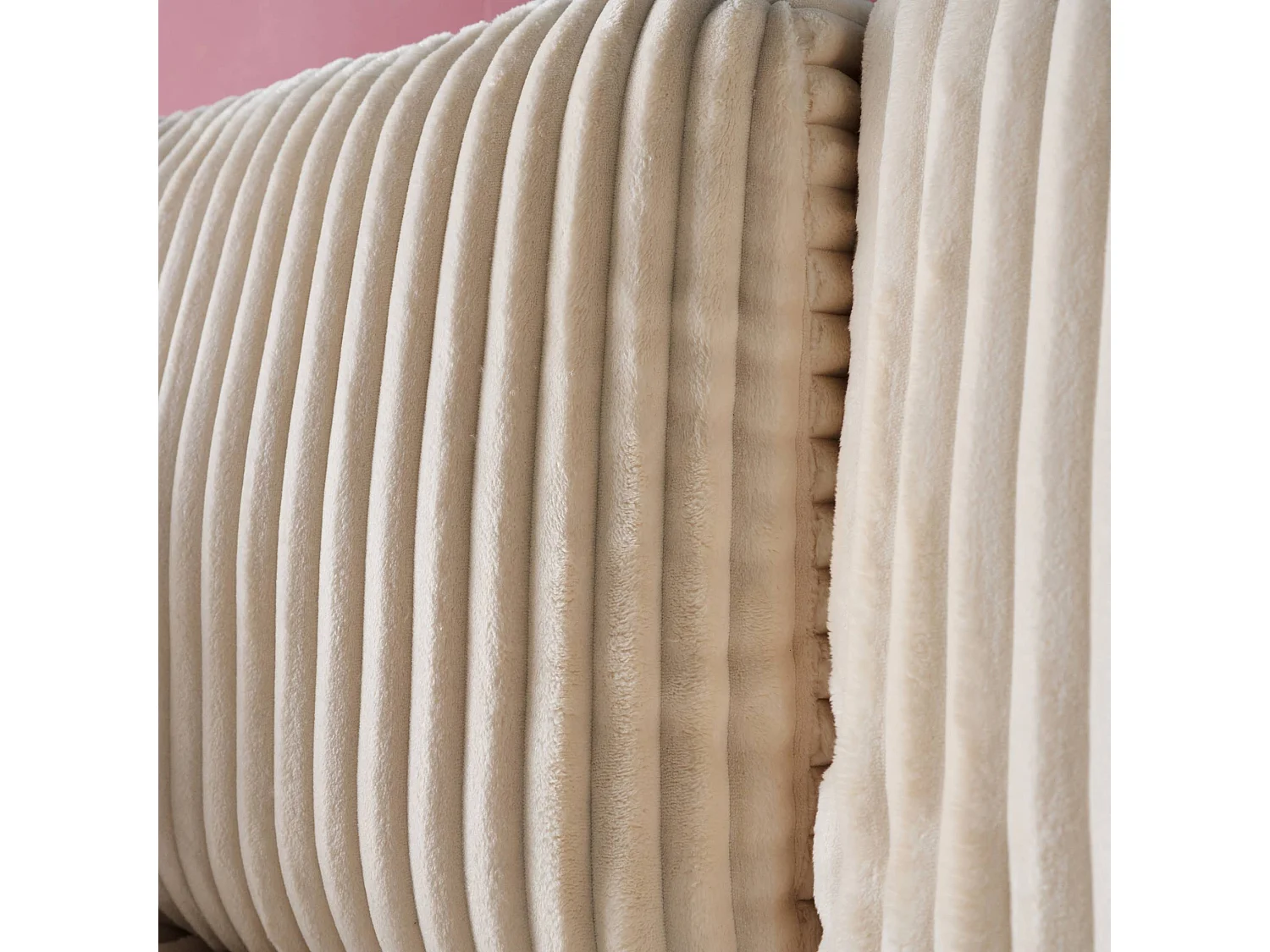 Canapé d'angle réversible convertible en tissu effet fourrure blanc crème avec coffre de rangement - Ida