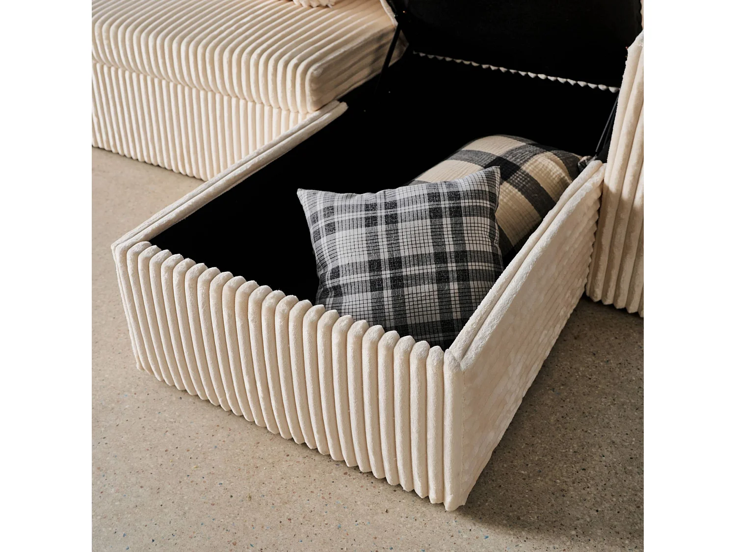 Canapé d'angle réversible convertible en tissu effet fourrure blanc crème avec coffre de rangement - Ida