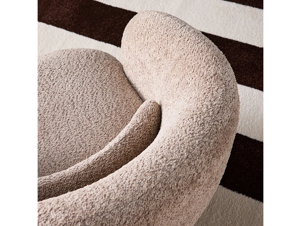 Sillón giratorio 360° en tela texturizada con cojín beige