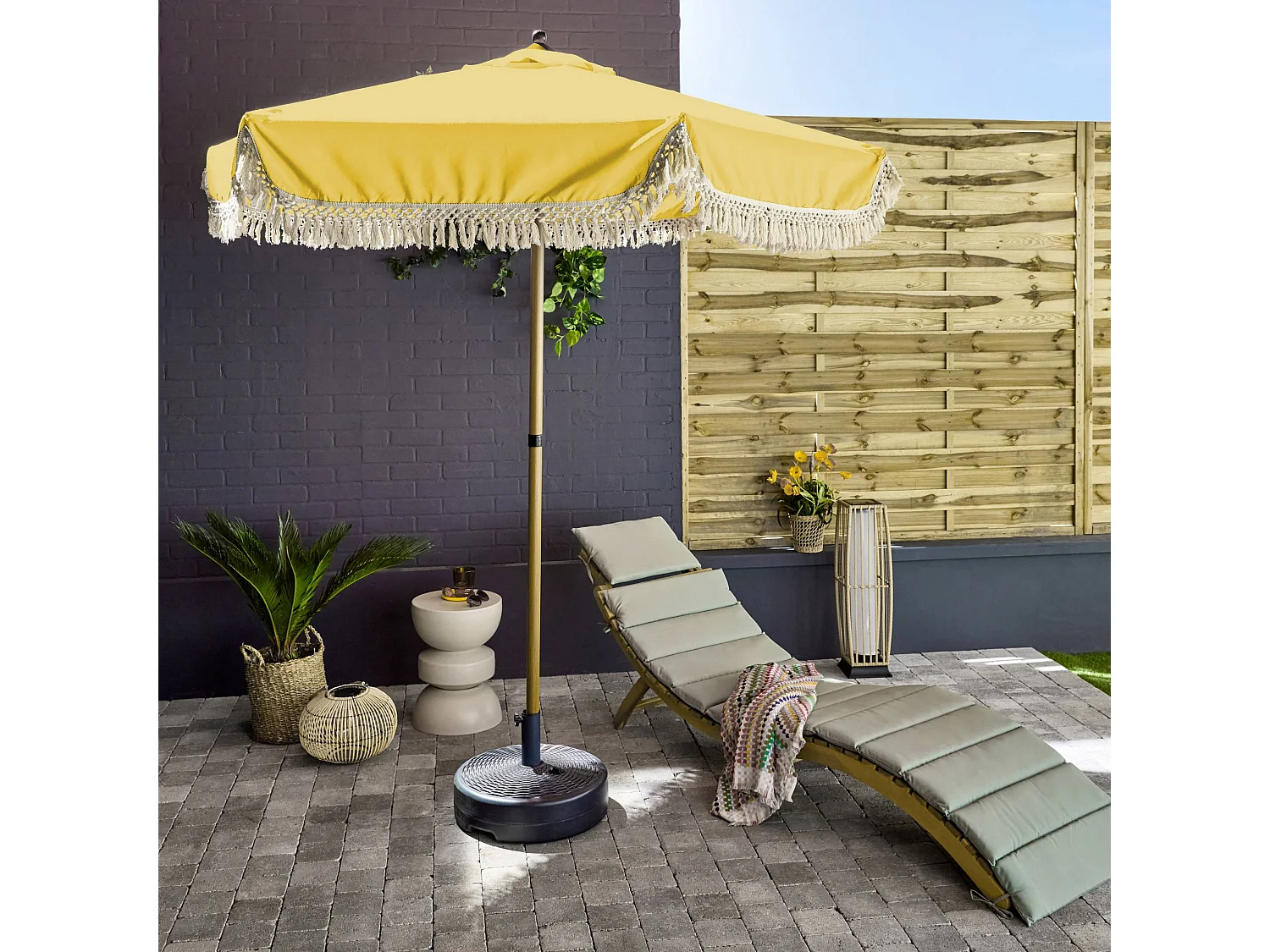 Parasol HOSSEGOR droit à franges 2m. ocre. acier. mât effet bois. UPF 30+. D 200 x H 225 cm