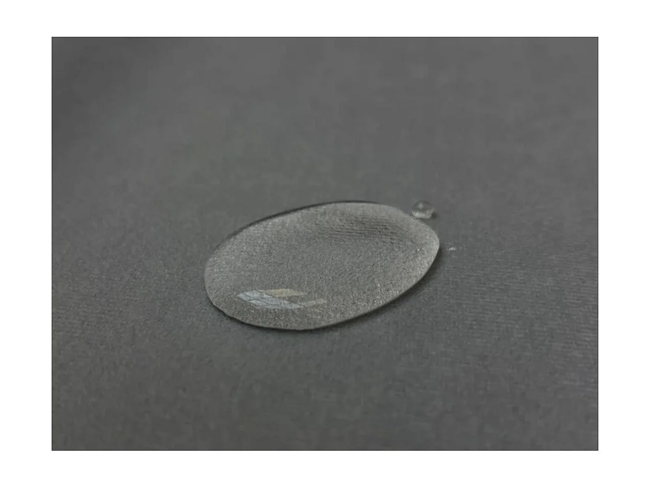 Cadre de lit TALI avec tête de lit et sommier à lattes en velours - Gris clair - Dimensions du couchage : 140 x 200 cm