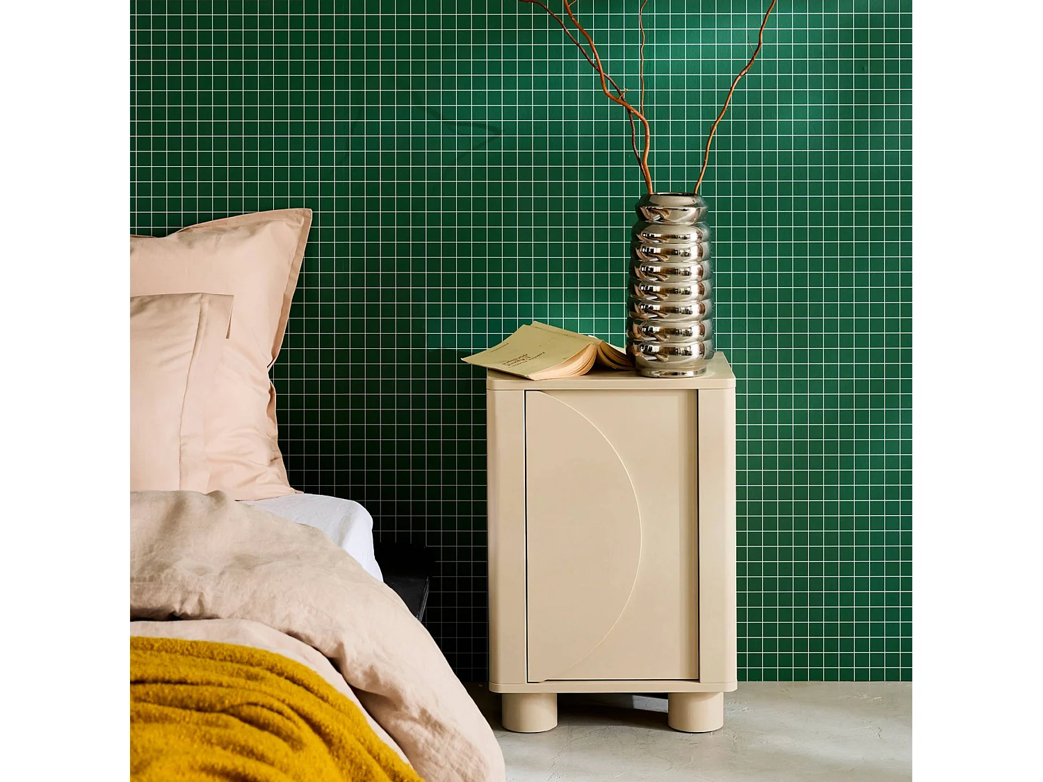 Comodino effetto legno di mango con 1 anta reversibile, beige