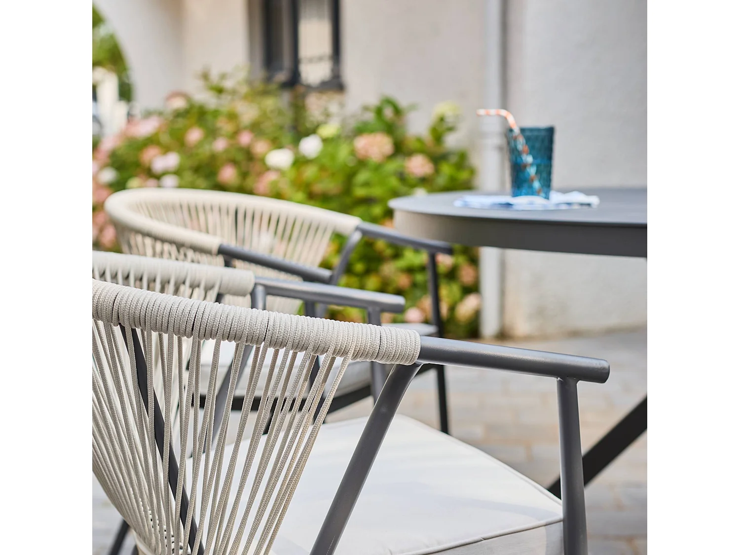 Table de jardin ronde aluminium et verre + 6 assises anthracite et beige - Orbis et Liora