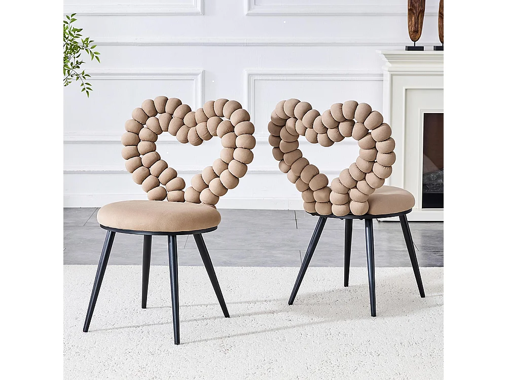 Fluwelen eetkamerstoelen (set van 2), rugleuning met driehoekige uitsparing, poten van zwart geverfd metaal, camelkleurig