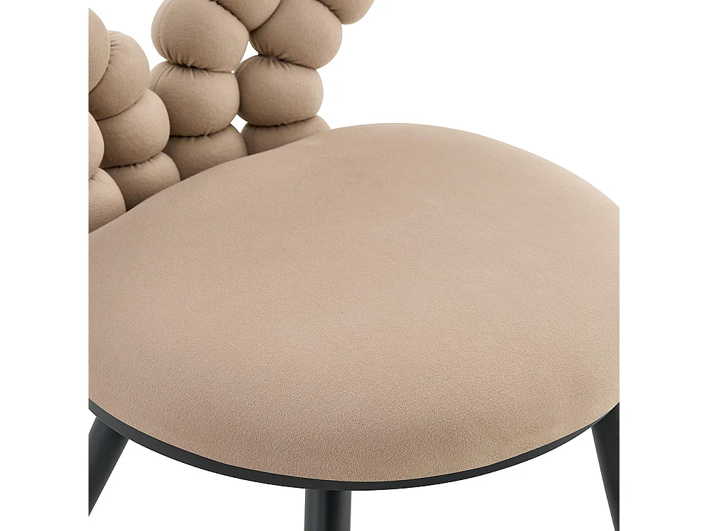 Fluwelen eetkamerstoelen (set van 2), rugleuning met driehoekige uitsparing, poten van zwart geverfd metaal, camelkleurig