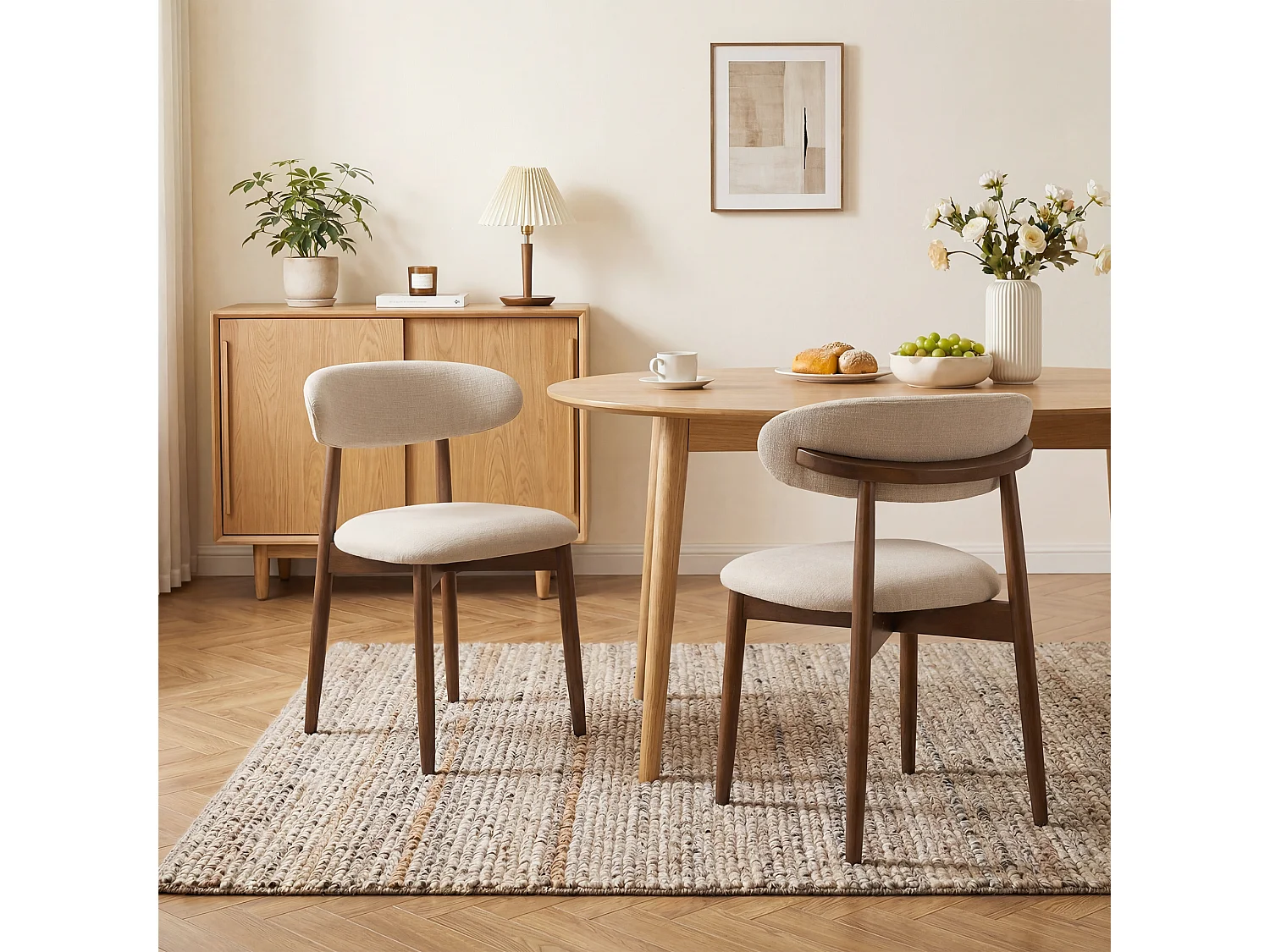 Lot de 2 chaises de salle à manger beige SMARTUE – Pieds en bois massif, dossier incurvé, assise en tissu