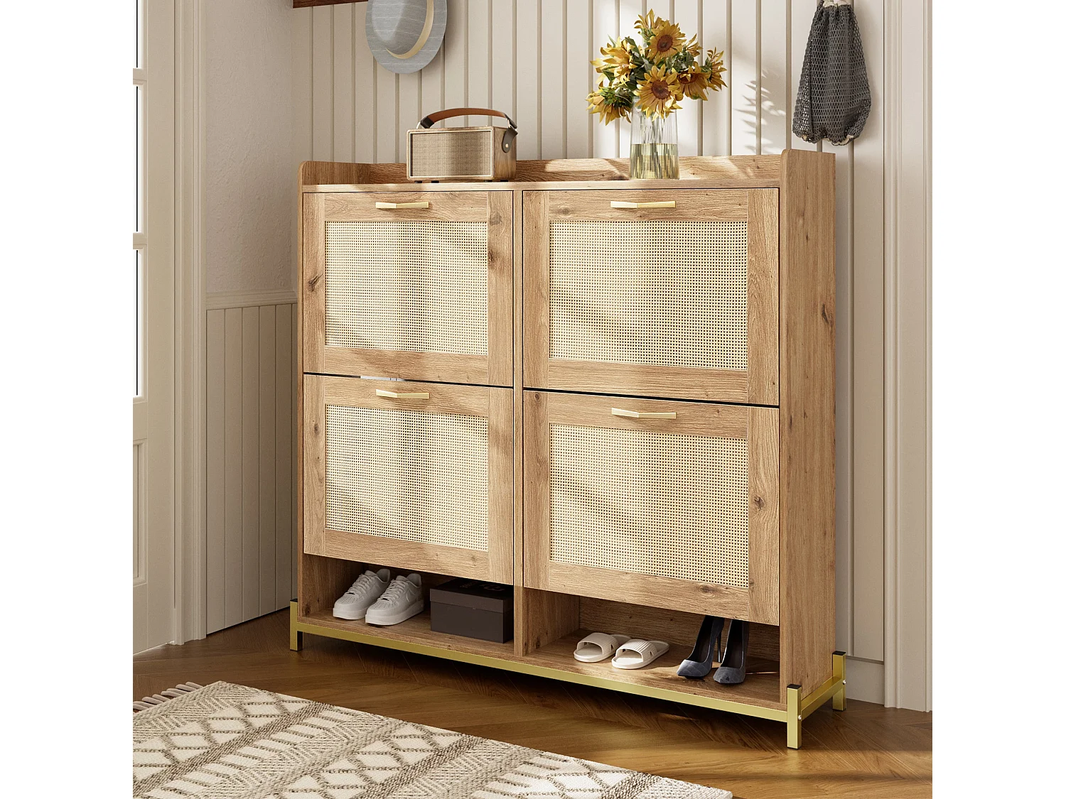 Élégant meuble à chaussures en bois avec portes en rotin – 4 portes, cadre métallique et étagère supérieure pour un rangement élégant et bien organisé