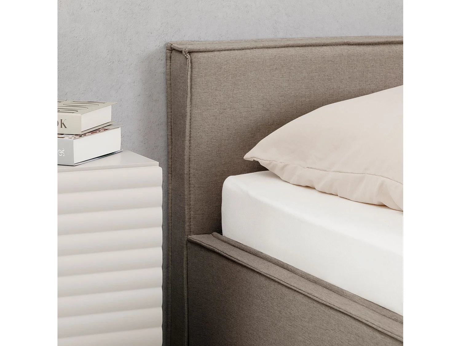 Lit Double PESARO rembourré 160x200 cm, Tête de lit en Tissu, Grège, avec Sommier, Lit Queen Size pour Adulte, Lit 2 Places