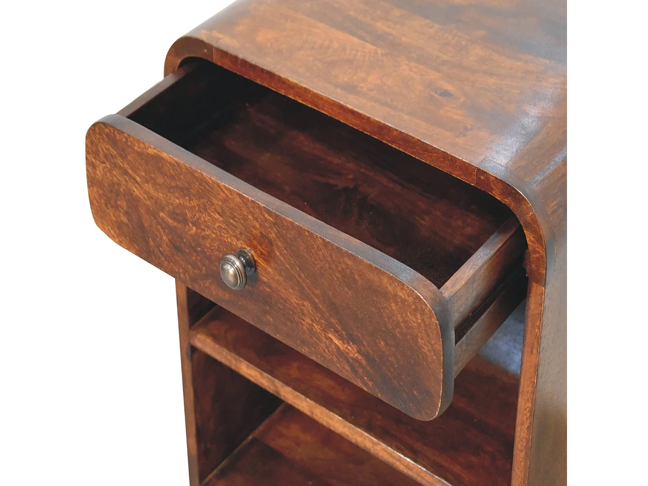 Artisan Furniture sengebord lavet af massivt aspetræ med et åbent design, 1 skuffe og 2 åbne rum, mørkebrun farve.