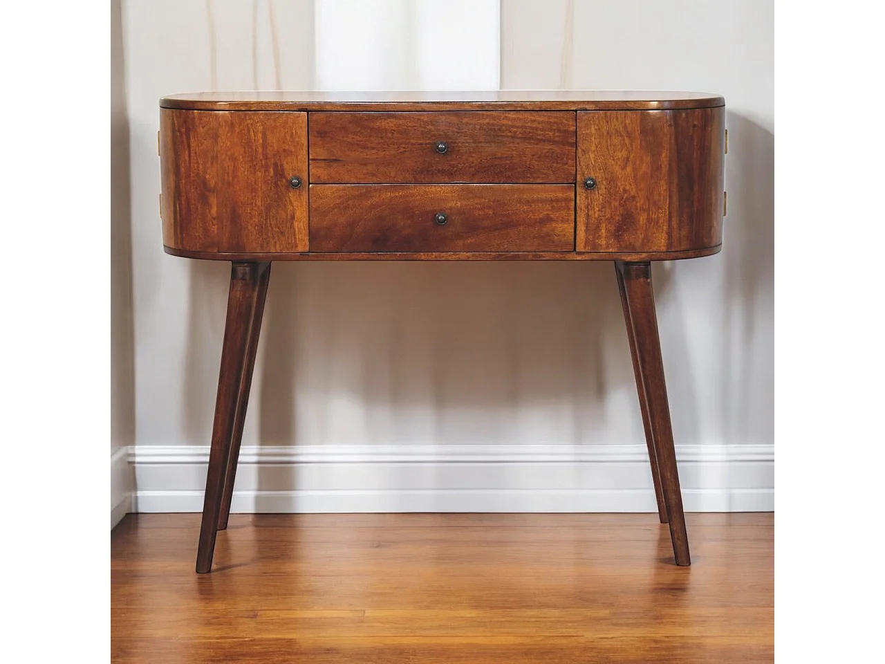 Consolle Grove di Artisan Furniture, realizzata in legno massello, con 2 cassetti centrali e armadietti laterali, colore marrone scuro.