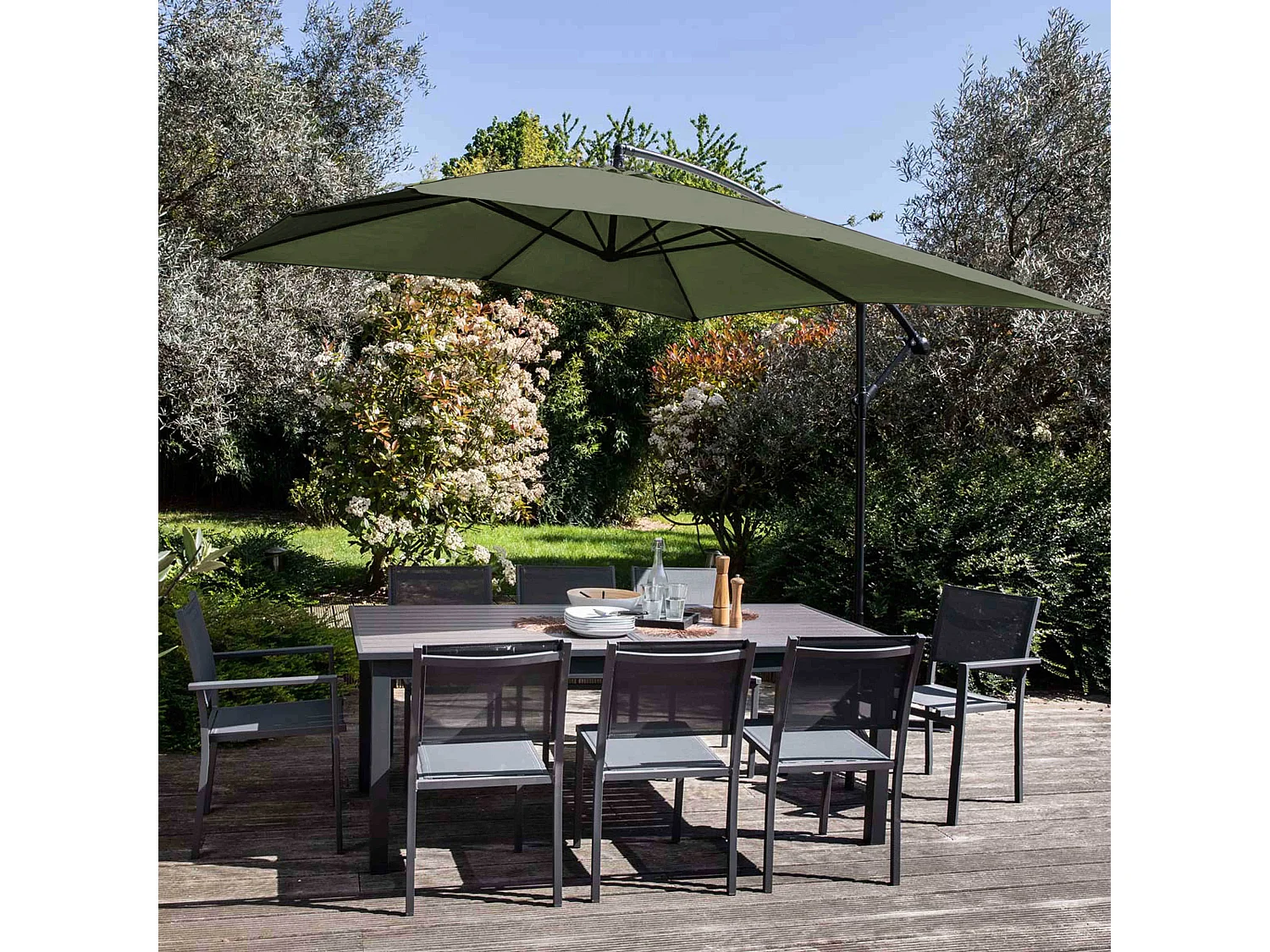 Parasol déporté 3 x 3 m et 4 dalles à lester remplisable vert cactus - Genova