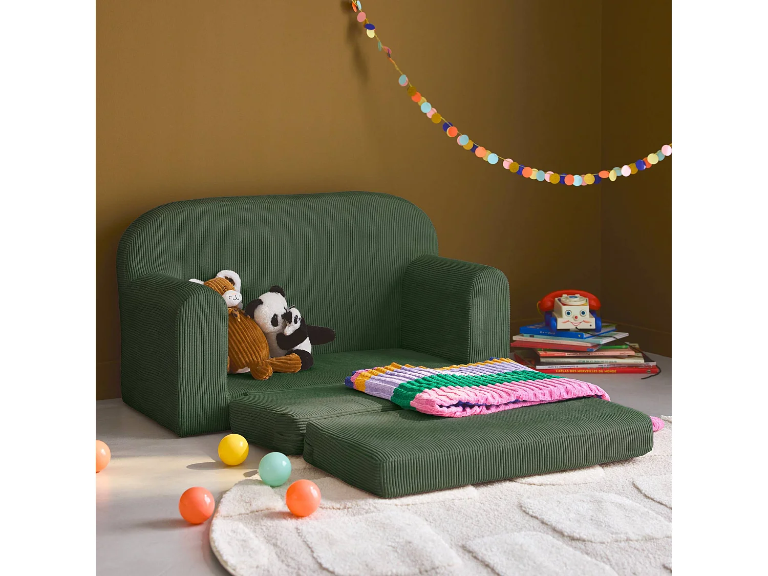 Canapé lit enfant en velours côtelé dépliable. couleur kaki. L 90 x P 43 x H 51.5 cm