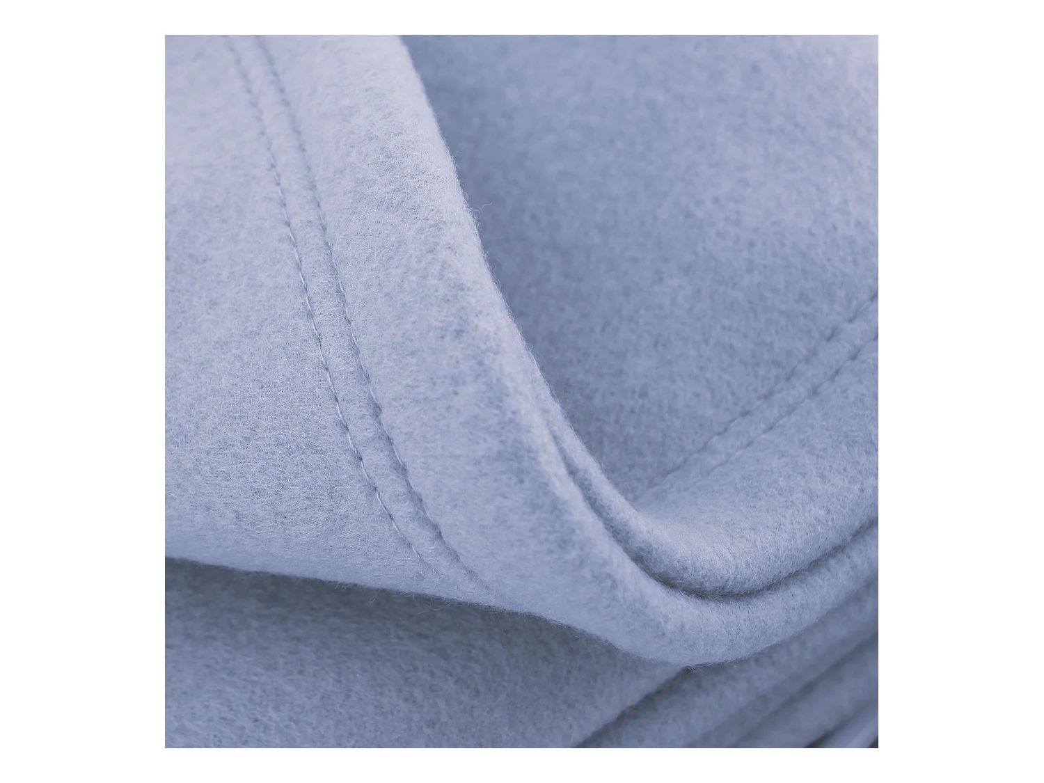 Couverture polaire 180x220 cm Isba Myosotis 100% Polyester 320 g/m2 traité non-feu
