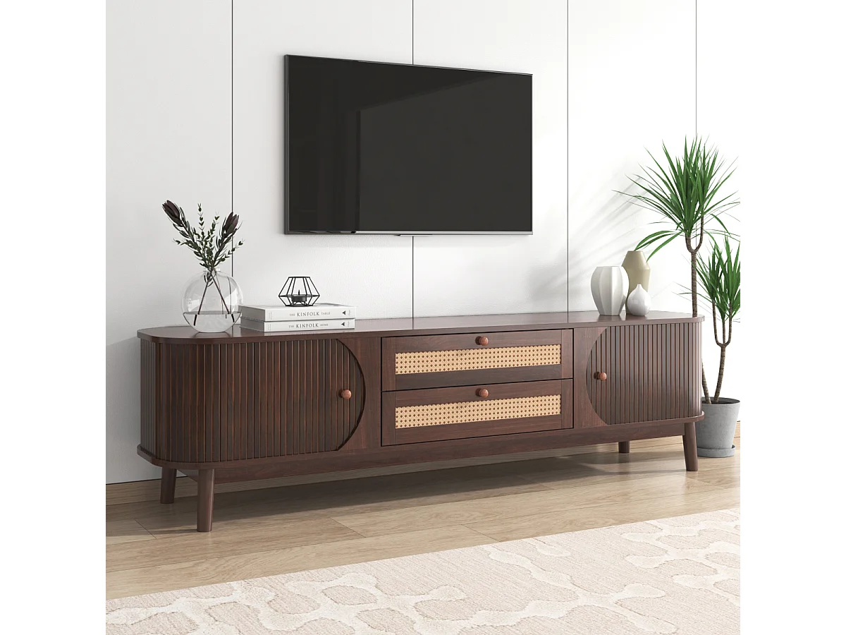 Móvel para TV em madeira natural com portas, gavetas e laterais em rattan.