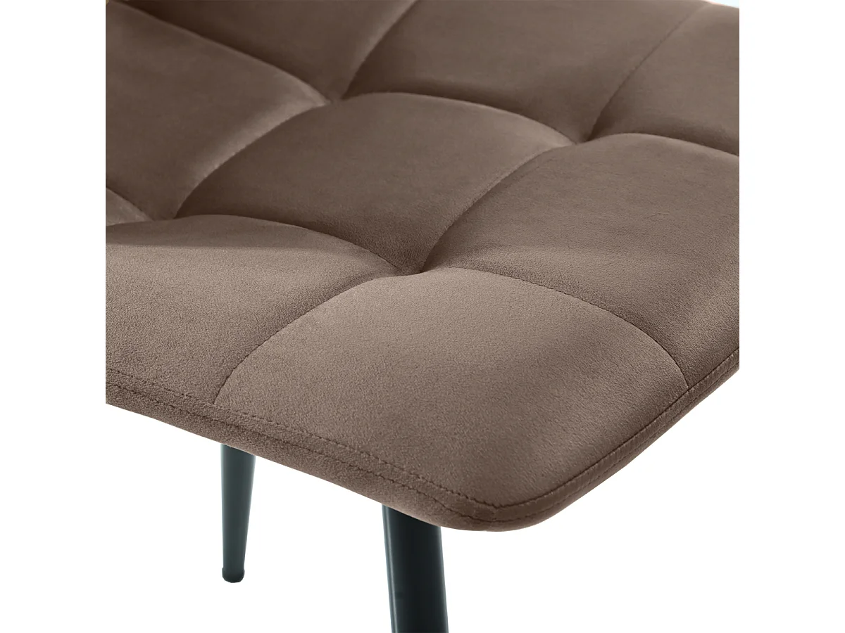 Conjunto de jantar: mesa retangular de 117x68cm com 4 cadeiras de veludo marrom e pés dourados.